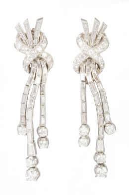 286.  Pendientes largos años 40 con diseño de nudo y cascadas colgantes, realizados con brillantes y baguettes 