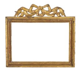 724.  Marco de madera tallada y dorada rematado por lazo.S. XIX.