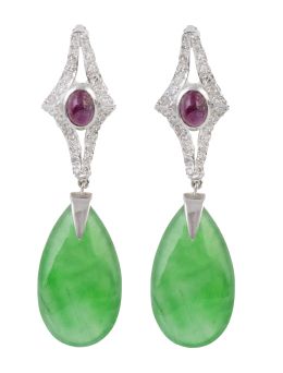 180.  Pendientes largos con rombos de brillantes y cabujónes centrales de rubíes de los que pende gran gota de piedra verde 