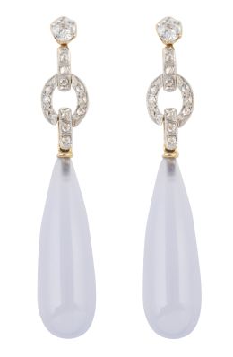234.  Pendientes largos Art-Decó, con perillas de calcedonia colgantes de cadenetas de diamantes con brillante de talla antigua en la parte superior