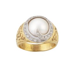 218.  Sortija portuguesa con media perla central en marco de brillantes y aro con decoración labrada