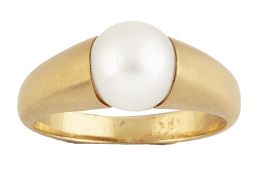 221.  Sortija portuguesa con perla cultivada central en montura tubular de oro mate 