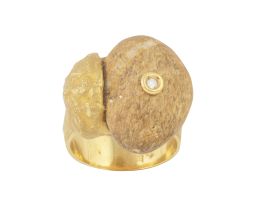 200.  Sortija portuguesa con centro de piedra decorado con chatón de brillante central, y aro y montura con decoración martelé