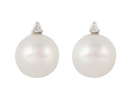 201.  Pendientes tu y yo, de perla abotonada con brillante superior engastado en tres garras 