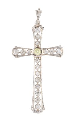 335.  Cruz colgante Art-Decó de brillantes con decoración calada en los brazos