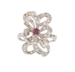 83.   Sortija lanzadera con diseño de cintas de diamantes y centro de rubí