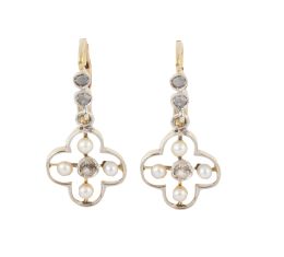 114.   Pendientes largos de pp. S. XX con diseño de flor calada decorada con diamante central y cuatro perlas finas