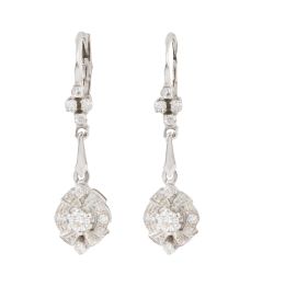 103.  Pendientes largos con rosetón de brillantes colgante, que pende de barrita coronada por cuatro brillantes