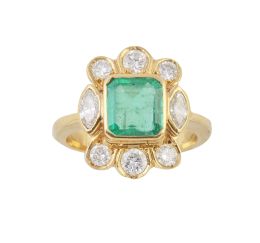 267.  Sortija  con esmeralda central de 1,50 ct orlada por brillantes y flanqueada por diamantes talla marquisse