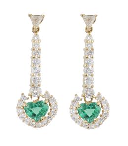254.  Pendientes largos de esmeraldas talla corazón que pende de línea de brillantes y diamante talla triángulo superior