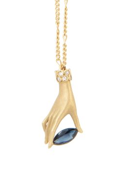 244.  Collar CARRERA Y CARRERA con diseño de mano en oro mate sujetando un zafiro talla navette