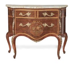 692.  Cómoda de estilo Luis XV con tapa de mármol, marquetería y bronces aplicados.Trabajo francés, principios del S. XX.