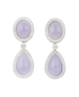 408.  Pendientes largos de brillantes y jade lavanda, con óvalo superior y gota colgante. La gota presenta en reverso idéntico trabajo al de la parte frontal