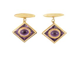 383.  Gemelos de amatistas con diseño de rombo decorado con cabuchón central, rodeado por amatistas calibradas en engaste invisible