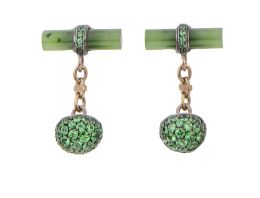 240.  Gemelos VILLA GIOIELLIERE con semiesfera cuajada de tsavoritas y barra cilíndrica de jade. 