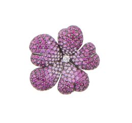 241.  Broche flor cuajado de zafiros rosas, con centro de brillante de 0,08 ct aprox