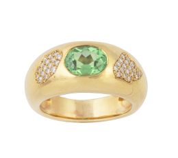 260.  Sortija con tsavorita central talla oval flanqueada por óvalos de pavé de brillantes