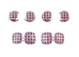 285.  Botonadura compuesta por gemelos dobles y cuatro botones, realizados con zafiros rosas de talla carré en celosía de cuadrados