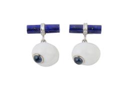302.  Gemelos VILLA GIOIELLIERE con conchas adornadas con cabuchones de zafiros, combinadas con barritas cilíndricas de lapislázuli