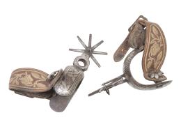 1113.  Pareja de espuelas en plata con decoración cincelada y cuero "chumeteado" o con flores bordadas.Méjico, principios del S. XX.