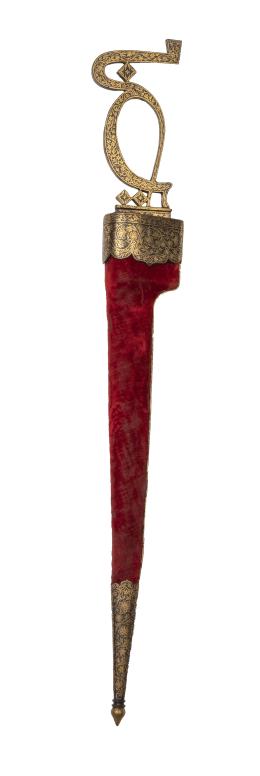 1116.  Daga damasquinada en oro con empuñadura de forma caligráfica y vaina en terciopelo rojo.Trabajo Mogol, India, S. XIX.