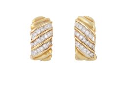 227.  Pendientes con diseño de banda arqueada con líneas oblícuas de brillantes