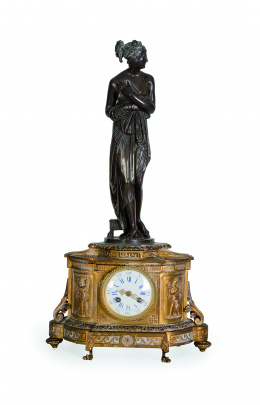 1114.  “Venus Itálica”Firmado: CANOVAReloj de sobremesa con figura de la Venus Itálica en bronce pavonado.S. XIX.
