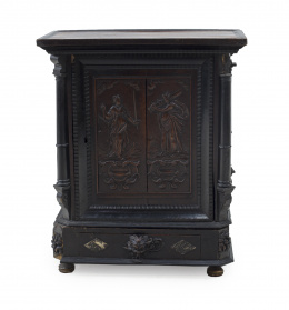 1330.  Pequeño cabinet flamenco en roble/nogal incorporando dos paneles tallados con alegorías de la justicia y la fortaleza.En parte S. XVII..