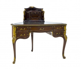 1308.  Mesa de escritorio de barco en esquina estilo Regencia en madera de caoba con monturas de bronce dorado. Francia, ff. S. XIX.