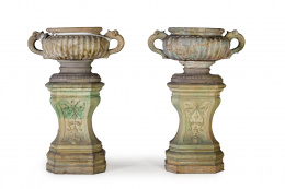 1423.  Pareja de copas de jardín con peanas en terracota.Trabajo francés, ffs del  S. XIX - pp. del S. XX..