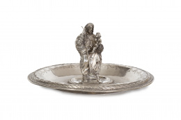 1117.  Plato limosnero, con figura de San José, decoración de picado de lustre y decoración grabada. Tudela, M. López, S. XVIII.