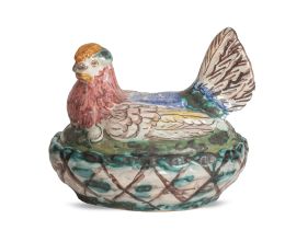 654.  Terrina con forma de gallina de cerámica esmaltada. Con marca en la base.Francia, principios del S. XX.