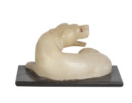 1130.  Perro tallado en jade blanco y esmalte rojoChina.