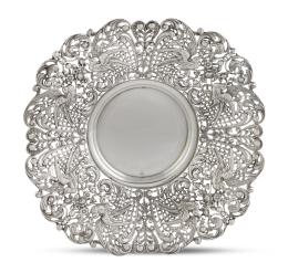 736.  Panera de plata con perímetro repujado y calado con garzas y guirnaldas de flores. Con marcas. Ley 916.Pérez Fernández, primer cuarto del S. XX.