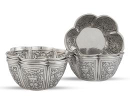 737.  Juego de seis lavafrutas de plata repujada con frutas y hojas. Ley 916. Con marcas. Comercializado por Agruña, España, primer cuarto del S. XX.