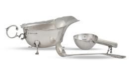 738.  Lote de un depósito para el té ley 800, una cuchara y una salsera Jorge V con marcas. Inglaterra, h. 1913.