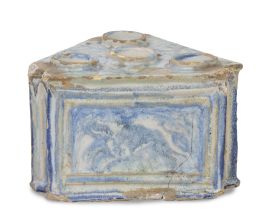 1080.  Especiero de cerámica esmaltada en azul y blanco y ocre.Talavera, S. XVI.