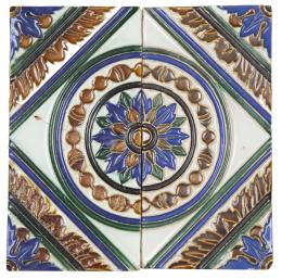 1131.  Dos azulejos de tabla de cerámica esmaltada en verde, azul y marrón co la técnica de arista, siguiendo modelos del S. XVI. Con sello "PICKMAN Y CIA/LA CARTUJA DE SEVILLA.Pickman, Sevilla (1870 - 1899).