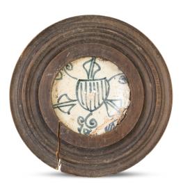 1073.  Salvilla de céramica esmaltada en zul cobalto con escudo.Manises, S. XV - XVI.