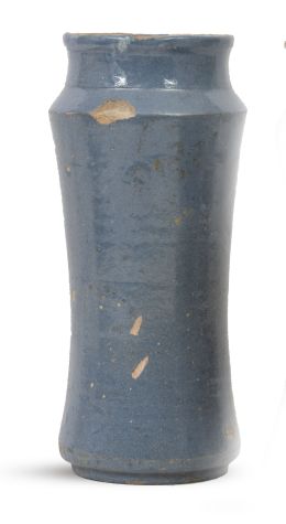 1074.  Bote de farmacia de cerámica esmaltada en azul.Talavera, segunda mitad del S. XVII.
