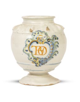 1185.  Orza de farmacia cerámica esmaltada con cartela y las iniciales "TBO".Alcora, S. XVIII.