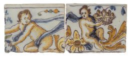 1182.  Dos azulejos de cerámica esmaltada con puttis.Triana, S. XVIII.