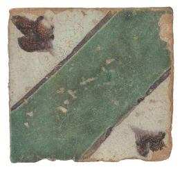 573.  Azulejo de cerámica esmaltada con una banda en verde, blanco y negro.Toledo, S. XV - XVI.