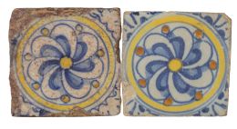 1003.  Lote de dos olambrillas de cerámica esmaltada, decoradas con flores giradas.Talavera, S. XVII.