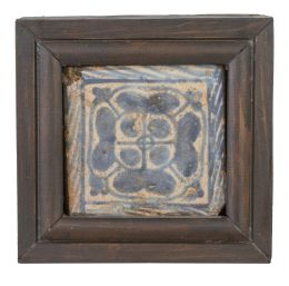 1004.  Azulejo gótico de cerámica esmaltada en azul y blanco.Manises, 1401-1450.