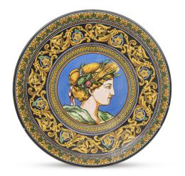1048.  Plato de cerámica esmaltada con una alegoría de perfil, con cenefa de hojas de acanto.Alba Andújar, h. 1900.