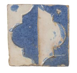 568.  Azulejo de cerámica de arista esmaltada en azul y blanco.Sevilla, (1501-1600).