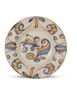 528.  Plato de cerámica esmaltada de la serie tricolor.Talavera, segundo tercio del S. XVII.