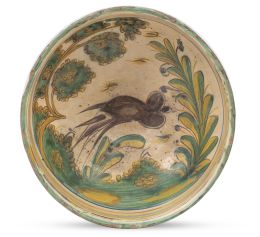 1069.  Cuenco de cerámica esmaltada con ave y árboles en el asiento de la serie polícroma.Talavera-Puente del Arzobispo, S. XVIII.