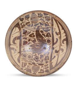 577.  Plato acuencado de cerámica esmaltada de reflejo metálico con parladot.Cataluña, S. XVI.